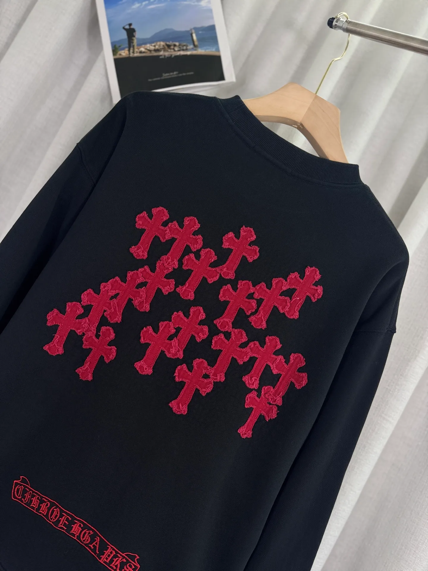 P260 top version, real shot without P, ​​different from market currency) 𝗖𝗵𝗿𝗼𝗺𝗲 𝗛𝗲𝗮𝗿𝘁𝘀/Cro Heart 2025 washed patch embroidery autumn and winter new original single counter American laser burnt 3D three-dimensional color embroidered couple casual sweatshirt 👑The highest version! Customized fabric 420g tripe terry fabric! American acid-washed and distressed original fabric laser burnt ✟appliqué embroidery and exquisite embroidery of letters! The best-selling model in the counter, very comfortable to wear. Accessories: original molded and authenticated collar label➕100% silk wash label. Genuine purchase-grade original hangtag➕matching hanging rope➕3D hanging beads➕original packaging bag. Craftsmanship: The original version has consistent wiring! The highest version of the armhole matching technique! Color: White Black Size: S M L XL Style: 25-325